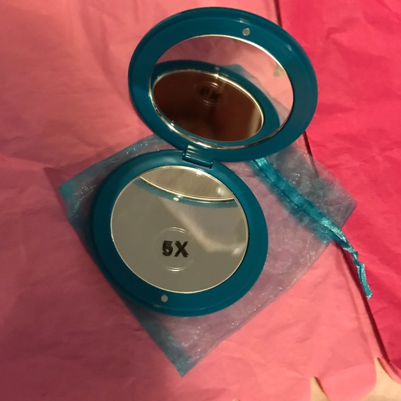 blue double 5x magnifying pocket mirror - Picture 3 of 8